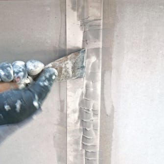 Ny gipsloft med synlige bjælker: Så skal der spartles Ny gipsloft med synlige bjælker: Så skal der spartles